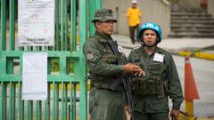 Integrantes del Plan Repblica vigilan un centro de votacin durante las elecciones municipales de este domingo en Venezuela.