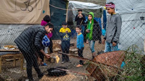 Menores en un campamento temporal a la puertas del campo de refugiados de Moria, en la isla de Lesbos