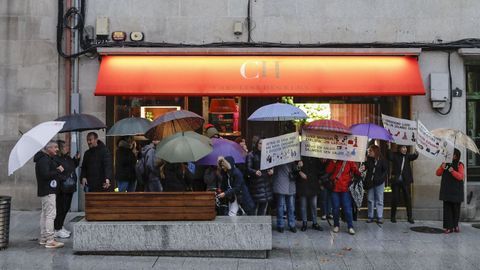 Concentraci�n de protestas a las puertas de la tienda de Carolina Herrera, en Ourense