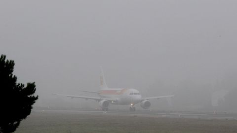 Imagen de archivo de un avin de Iberia aterrizando en Alvedro en un da con niebla en el 2012