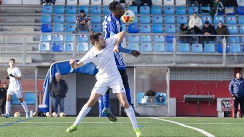 El ex jugador del Berganti�os�Iago L�pez (en la foto, de blanco) regres� esta ma�ana a As Eiroas con el Monta�eros en un partido amistoso