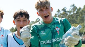 El portero que ha jugado todos los partidos del Celta Juvenil A hasta ahora, Aslak Opi, con su compa�ero Germ�n Alonso.