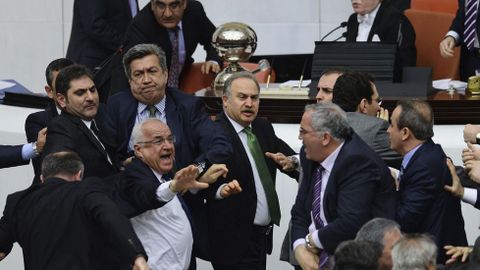 Diputados del partido gubernamental, el islamista Justicia y Desarrollo (AKP), llegan a las manos durante una discusi�n sobre una resoluci�n de seguridad interna en el Parlamento turco en Ankara (Turqu�a).