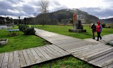 La pasarela de madera de la zona de O Xuncal tiene tableros podridos y es muy resbaladiza.