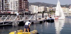 El acceso al pantal�n fue la �ltima parte de la estructura flotante que se coloc� en el puerto de Sanxenxo dentro de la obra del Na�tico. 