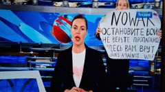 Una periodista rusa irrumpe en un informativo con un cartel de No a la guerra