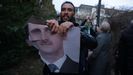 Un ciudadano sirio partidario de la oposici�n rompe una foto del dictador Bashar al-Asad en Damasco.