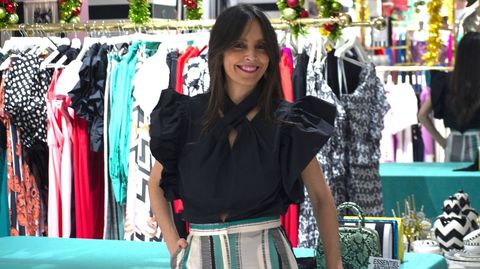 Paula Pérez fundó junto a su hermana la tienda Elsavadeboda, que celebra su vigésimo aniversario en Santiago dando las gracias a todas las mujeres que confiaron en ellas para vestirse en las fechas especiales. «Nos sentimos muy felices de haber podido llenar sus armarios de color, pero sobre todo de haber resuelto sus momentos más bonitos con nuestra forma de entender la moda», indica la mujer que dirige la firma hoy en solitario.