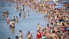 Los bañistas han abarrotado durante estos días la playa de Silgar, en Sanxenxo.