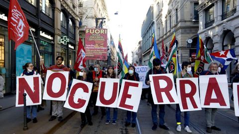 Personas participan en una manifestacin para pedir la paz en el mundo, en Miln, Italia