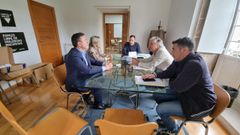 Gonz�lez Formoso, a la izquierda, se reuni� este mi�rcoles con el alcalde de Caldas y varios concejales