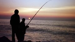 A los pescadores recreativos solo podr acompaarlos una persona en los muelles donde Portos les permite practicar su aficin
