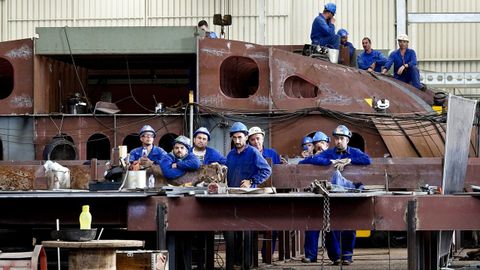 Imagen de archivo de trabajadores del naval en el astillero Ría de Vigo.