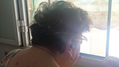 Teresa se asoma a la ventana de su casa