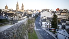 La muralla de Lugo y su entorno vac�os durante el confinamiento
