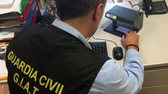 Un Guardia Civil comprueba un DNI