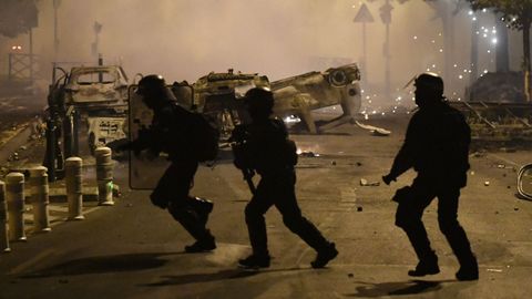 Tercera noche de disturbios en Francia por la muerte de un joven a manos de la polic�a