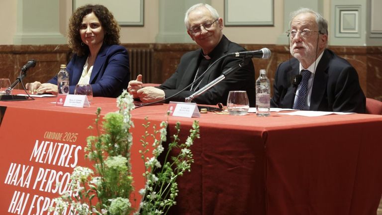 Xos� Luis Barreiro Rivas (primero por la derecha), en el preg�n de la Caridad del 2025, pronunciado en el C�rculo das Artes 