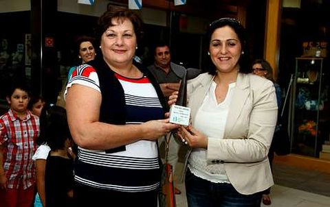 Mar�a de los �ngeles Caama�o, cocinera del Faina, recibiendo el premio de manos de Zaira Rodr�guez.