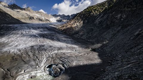 Vista a�rea de la lengua del Glaciar del R�dano (Rhonegletscher) muestra un agujero formado por el derretimiento del hielo durante una visita al glaciar en los Alpes del cant�n de Valais, Suiza.