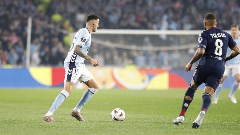 Mat&iacute;as Vecino dando un pase ante la presi&oacute;n de Corentin Tolisso