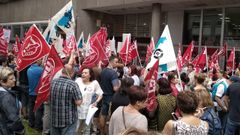 Protesta de los trabajadores de la limpieza ante la sede de FADE