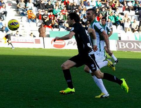�scar D�az, a la carrera por el bal�n con un defensa del C�rdoba.