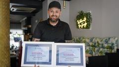 Gaspar, con los dos premios que gan� en el concurso