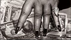 �Fat Hand with Dollars�, Monte Carlo, 1984, copyright Helmut Newton Foundation