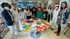 Alumnos del CEIP O Ruxidoiro en A Valenz� (Barbad�s) acudieron al CHUO a entregar sus postales navide�as.