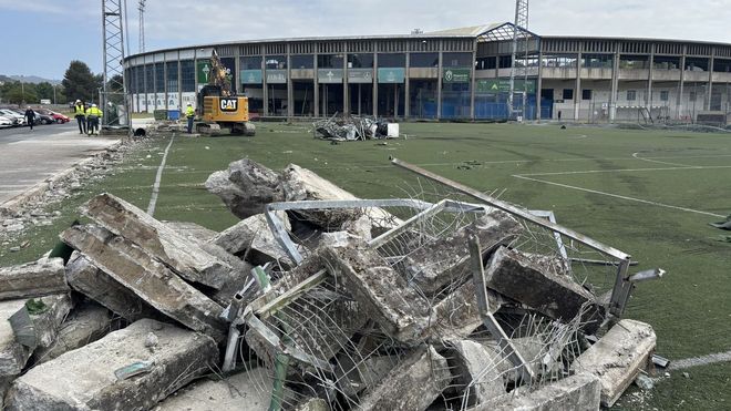 Demolici�n de los campos de f�tbol ocho de A Malata