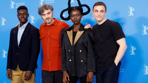 Abbruzzese, posando entre sus actores Morr Ndiaye, Laetitia Ky y Franz Rogowski en la Berlinale.