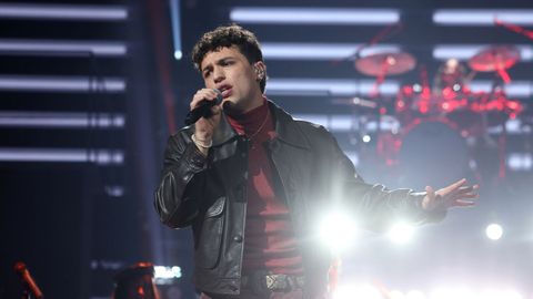 Tinho interpreta I'm Outta Love en el escenario