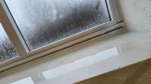 Filtraciones de agua en una de las ventanas del centro 