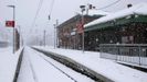 Vista de la estacin de Puente de los Fierros, en Lena, que se encuentra cubierta por la nieve cada en las ltimas horas. El temporal de nieve ha interrumpido esta maana el trfico ferroviario entre Asturias y Len, por lo que Renfe ha puesto en marcha un plan alternativo de transporte de viajeros, lo que se suma a las importantes limitaciones en el trfico por carretera entre el Principado y la Meseta.