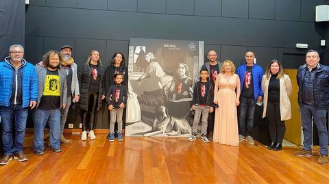 Fran Rei, Pedro Brandariz, Ruth Cundíns, vecinos y representantes del Concello de Brión, así como miembros de la asociación gallega de enfermos de Dent (con las camisetas solidarias del proyecto Art For Dent que distribuye Rei Zentolo) asistieron al cierre de Brión Inclúe.