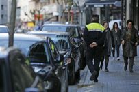 Un vigilante de la zona azul, en el centro de la capital. 
