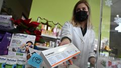 Una farmac�utica muestra un test de ant�genos