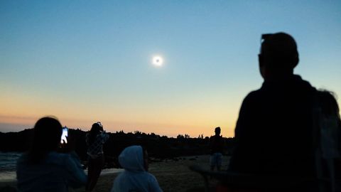 Gente obervando el eclipse en Doni�os. 