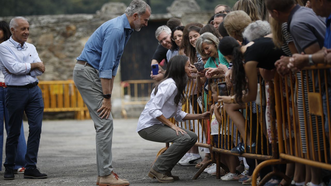 Los reyes se reúnen con los vecinos afectados por los incendios de Sanabria y Las Médulas