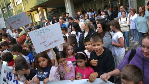 Padres y alumnos del colegio Brea Segade volvieron a concentrarse delante del colegio de Rianxo