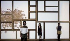 Ant�n Cabaleiro, Victoria Diehl (en el centro) y Tamara Feijoo, ante una de las obras que el primero expone actualmente en el MAC.