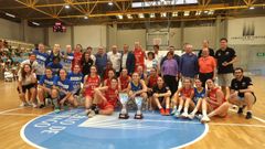Foto de familia de Ensino y Baxi en Santa Isabel tras disputar la final de la Copa Galicia.