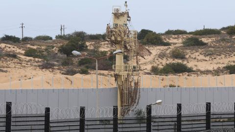 Un puesto de vigilancia en el nuevo muro construido por Egipto en la frontera con Gaza.