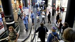 Cruceristas de compras en el centro comercial A Laxe