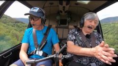 Jes�s Calleja y Rubina Rodr�guez, en el helic�ptero