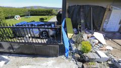 El coche se empotró contra la casa y derribó la pared del salón, que cayó encima de una señora de 70 años que estaba viendo la televisión