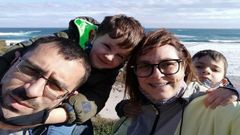 Diana Sanjurjo y Paco Rey, con sus hijos Xabi y Aleixo