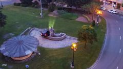 Un coche se empotra contra la fuente de Cuatro Ca�os de Oviedo