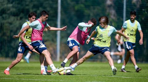 Mangel, �lex Cardero y Yayo disputan un bal�n durante un entrenamiento